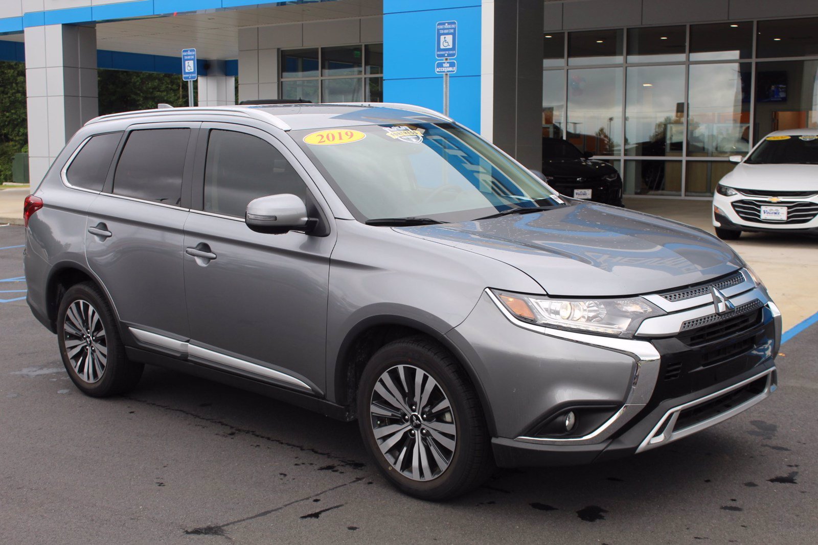 Pre-Owned 2019 Mitsubishi Outlander SEL FWD Sport Utility